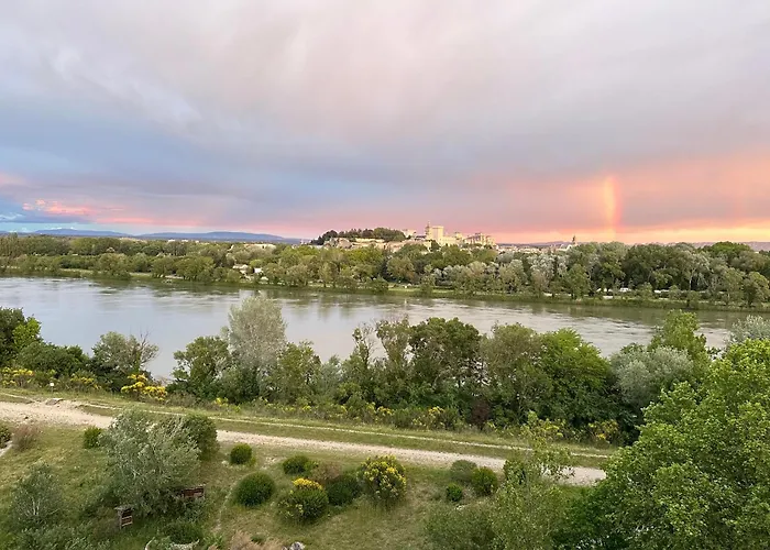Charmante Petite Maison Avec Vue Panoramique, En Centre Historique, Proche D'Avignon, Ancienne, Renovee, Climatisee, Wi-Fi, Terrasse, Parking Public Gratuit